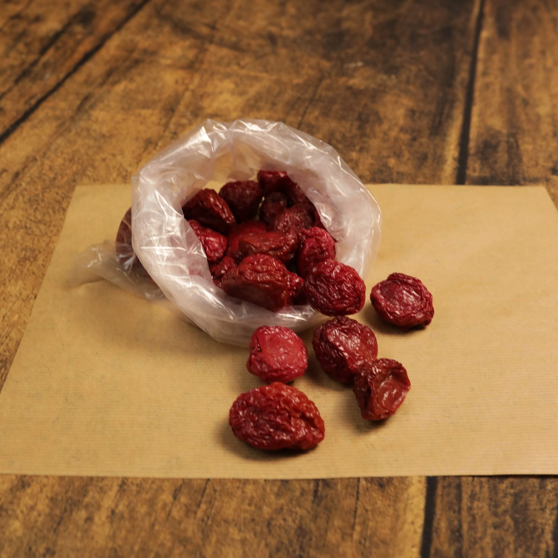 Kırmızı İran Eriği: Sağlık ve Lezzet Dolu Bir Meyve